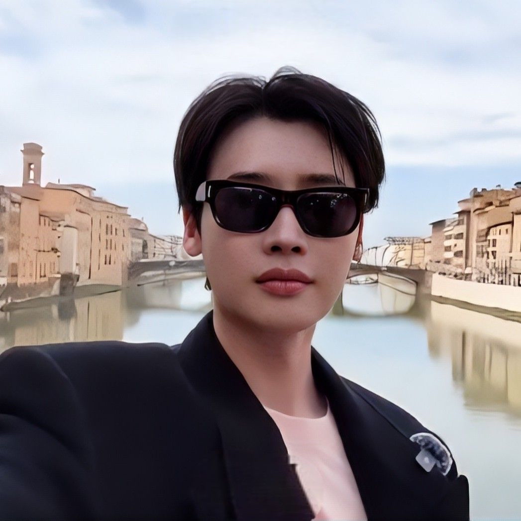 Recent activity shot of Lee Jongsuk