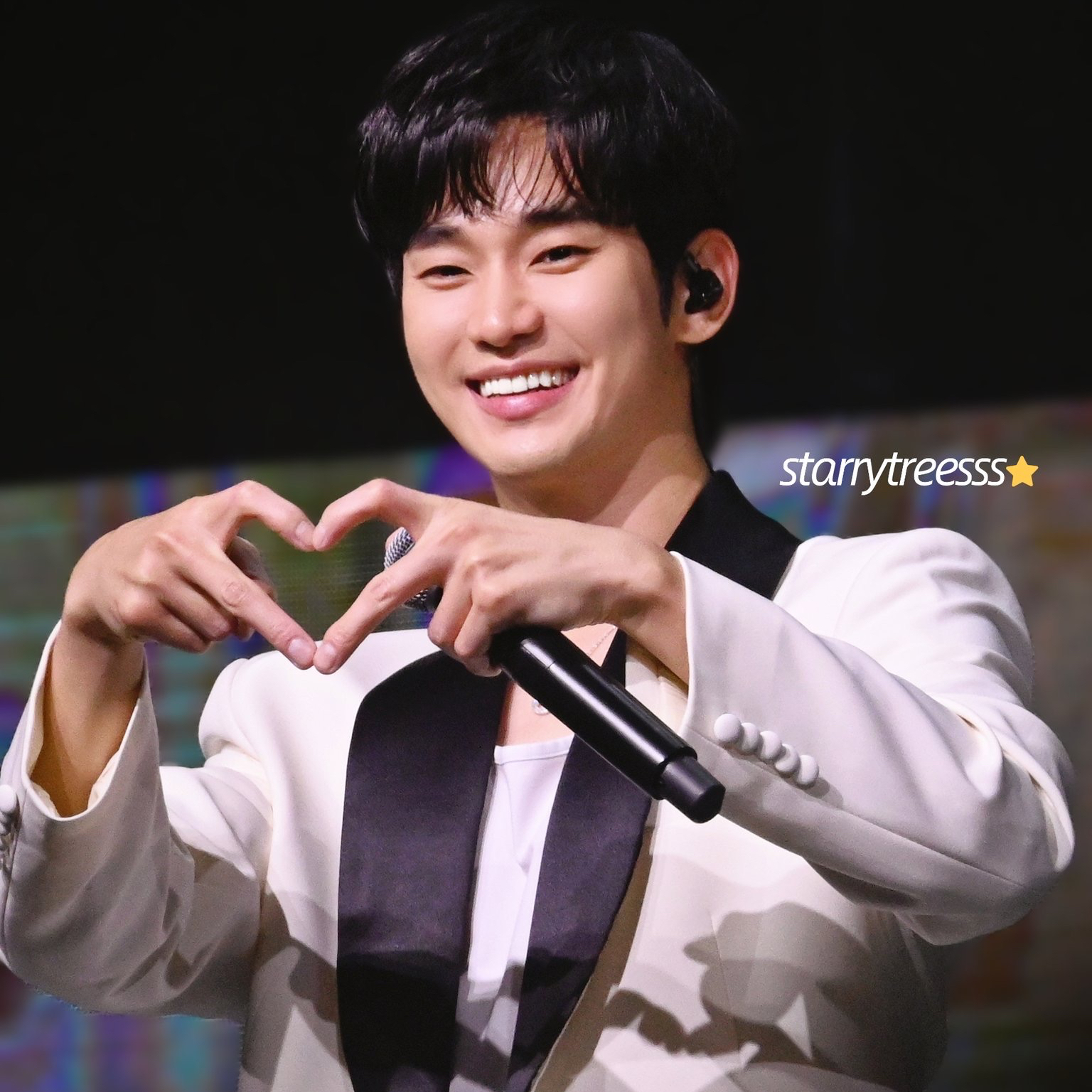 A moment captured by a fan of Kim Soohyun