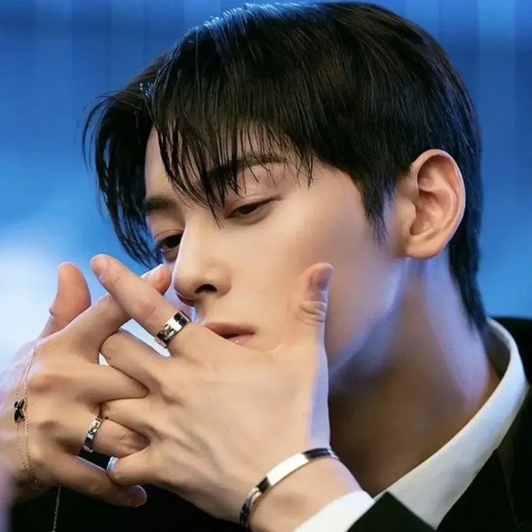 Behind-the-scenes cut of Cha Eunwoo