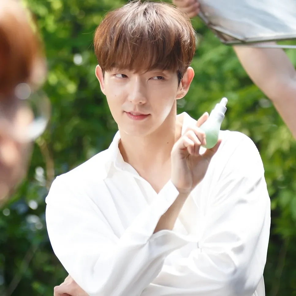 A moment captured by a fan of Lee Joongi