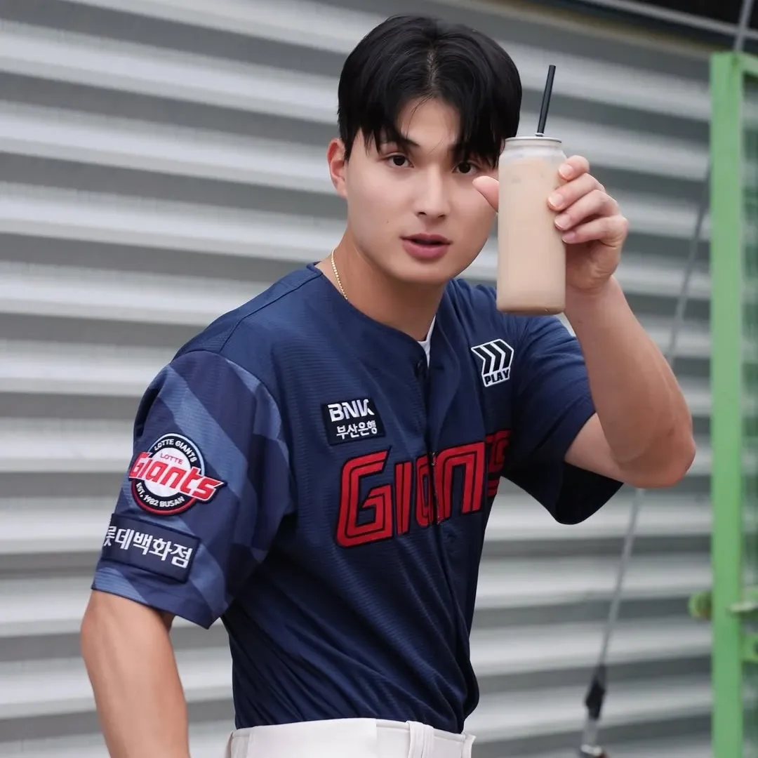 Behind-the-scenes cut of Yoon Donghee
