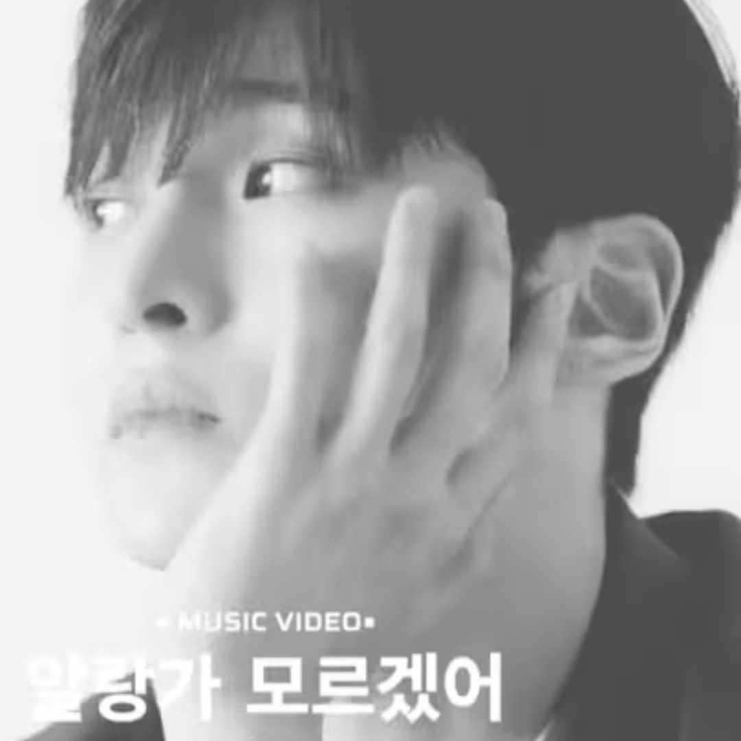 A moment captured by a fan of Seong Ri