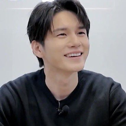 粉絲拍下的邕聖祐瞬間