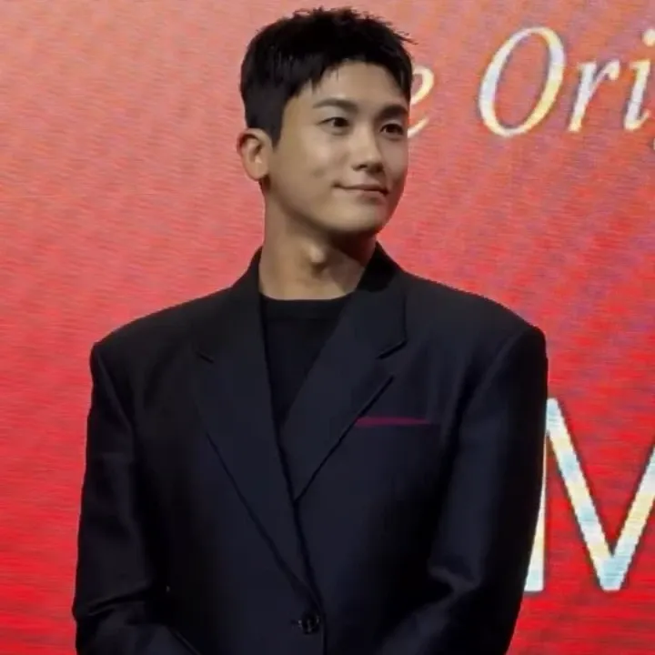 Behind-the-scenes cut of Park Hyungsik