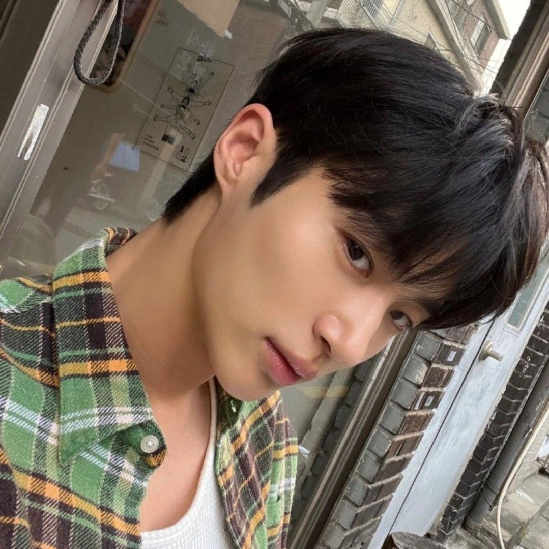 Behind-the-scenes cut of Byeon Wooseok