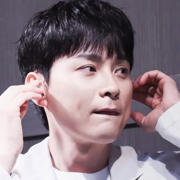 Today’s standout profile photo of Min Kyunghoon on Choeaedol Celeb