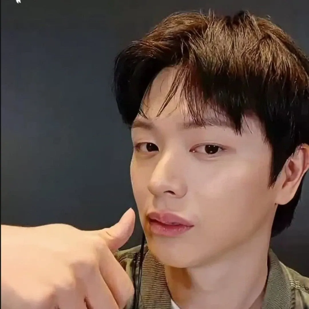 A moment captured by a fan of Yook Sungjae