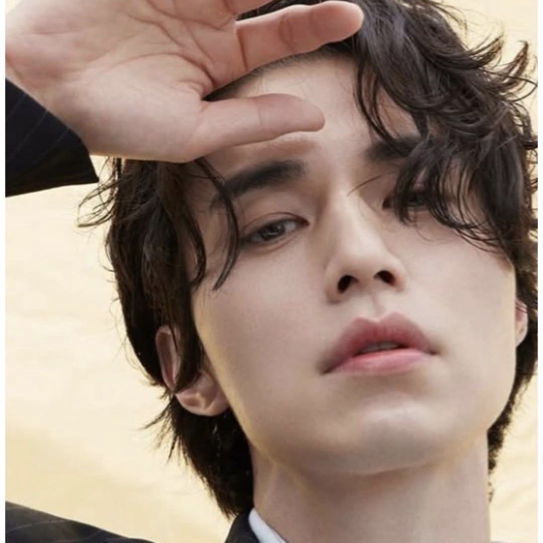 A moment captured by a fan of Lee Dongwook