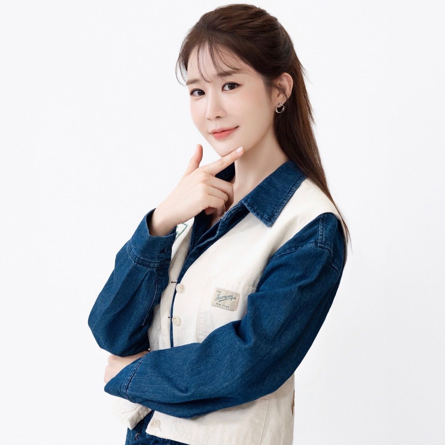 Behind-the-scenes cut of Yoo Inna