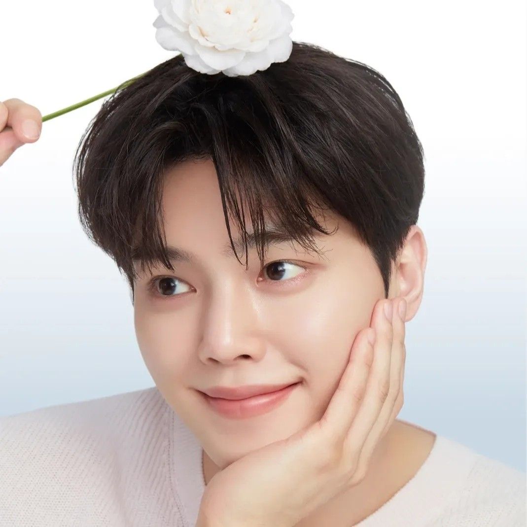 Latest photo of Song Kang