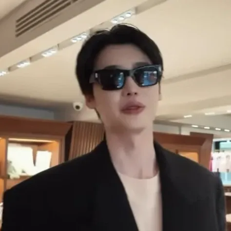 A moment captured by a fan of Lee Jongsuk