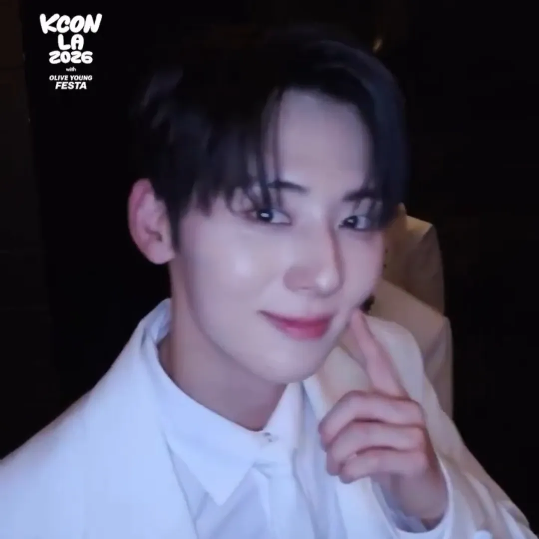 A moment captured by a fan of Hwang Minhyun