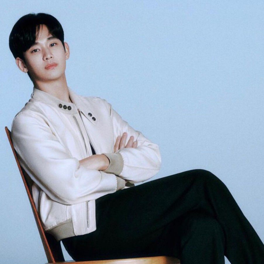 粉丝拍下的金秀贤瞬间