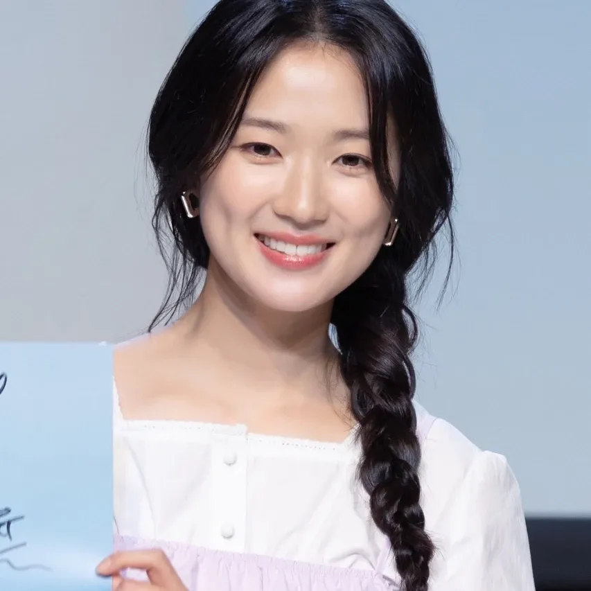 Recent activity shot of Kim Hyeyoon