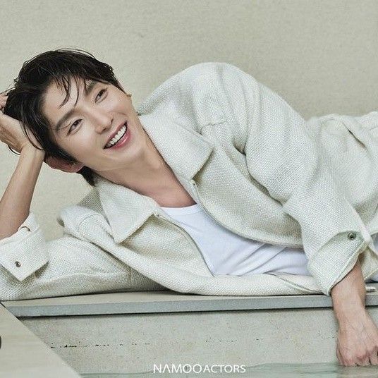 Behind-the-scenes cut of Lee Joongi