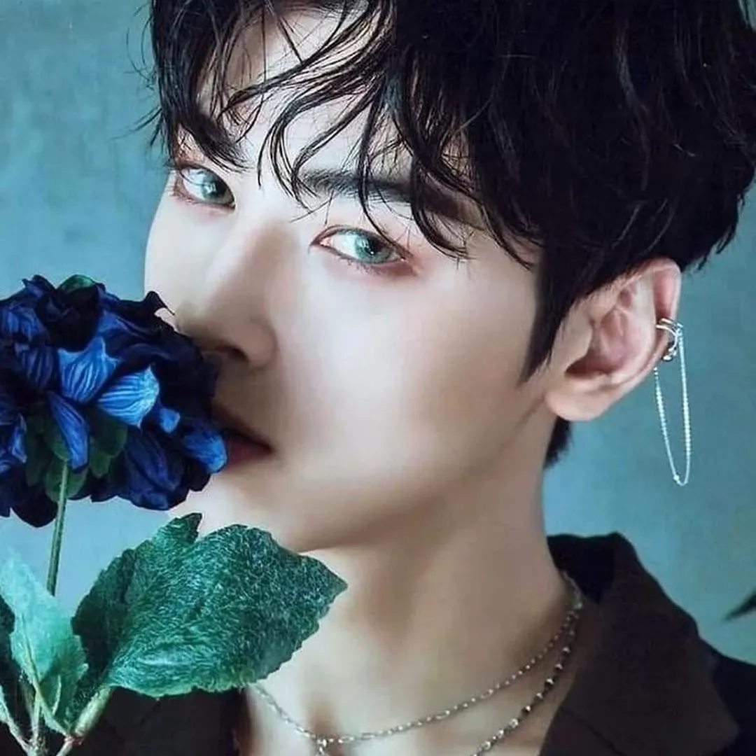 Behind-the-scenes cut of Cha Eunwoo