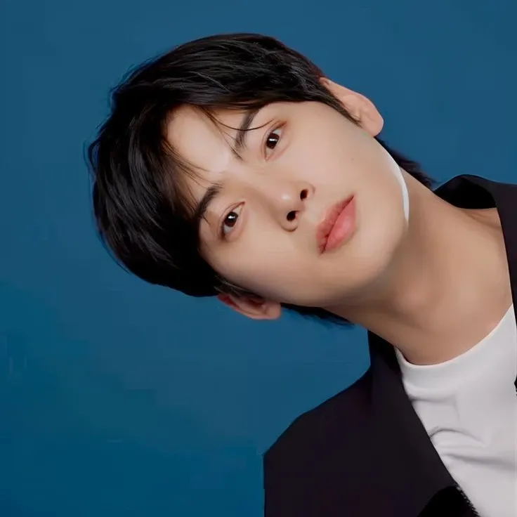 Behind-the-scenes cut of Cha Eunwoo