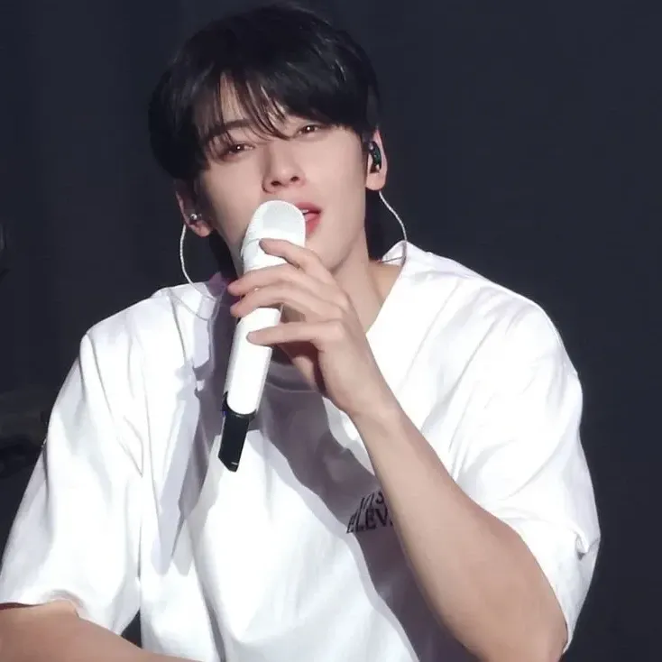 A moment captured by a fan of Cha Eunwoo
