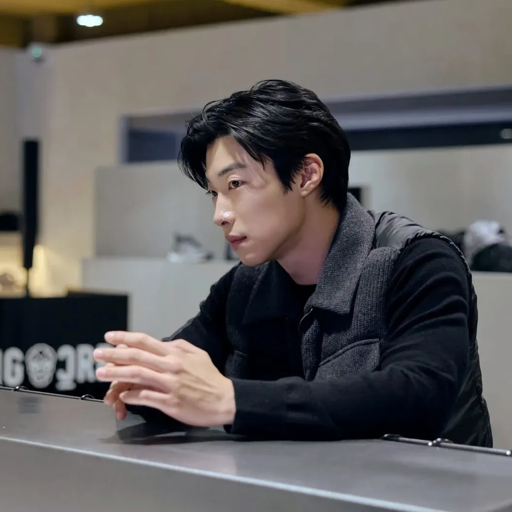 A moment captured by a fan of Woo Dohwan