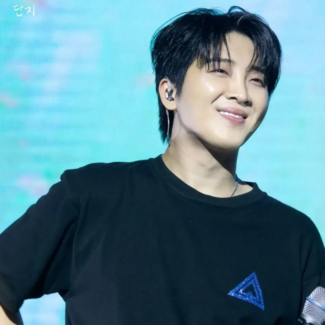 A moment captured by a fan of Hwang Yunsung
