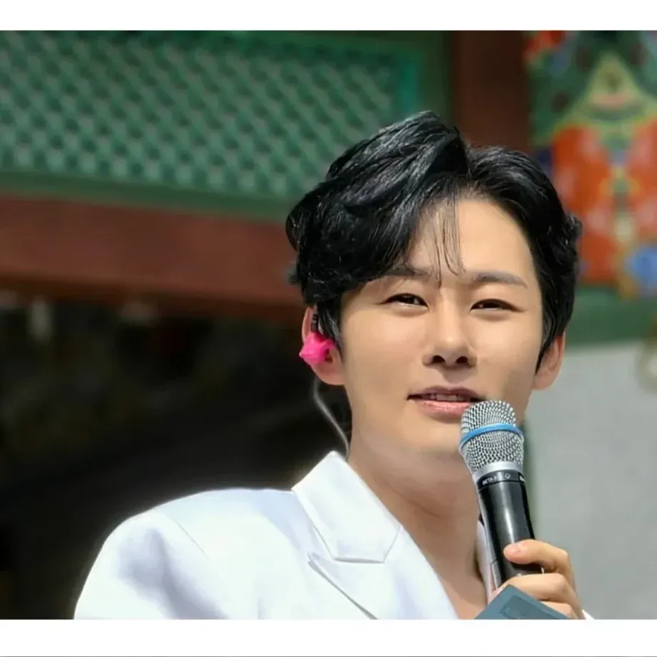 Behind-the-scenes cut of Kang Moonkyung