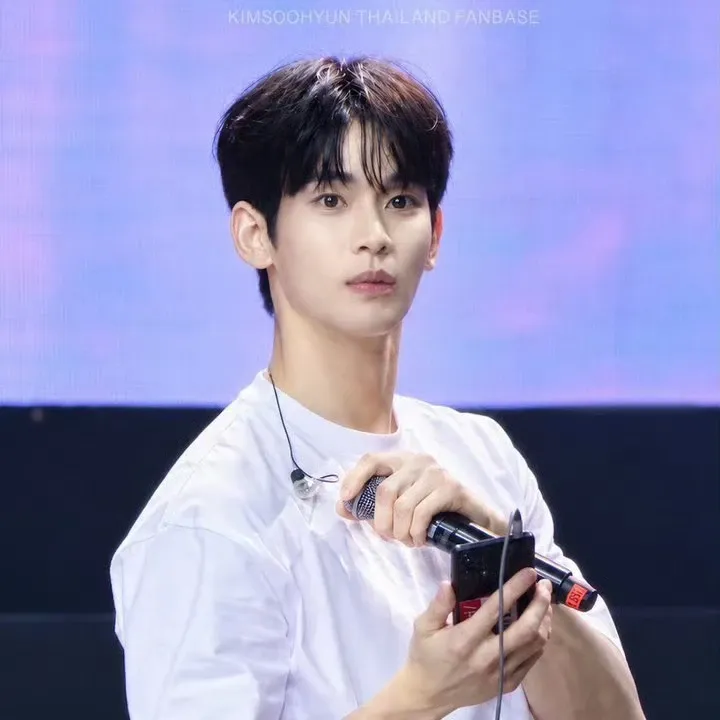 A moment captured by a fan of Kim Soohyun
