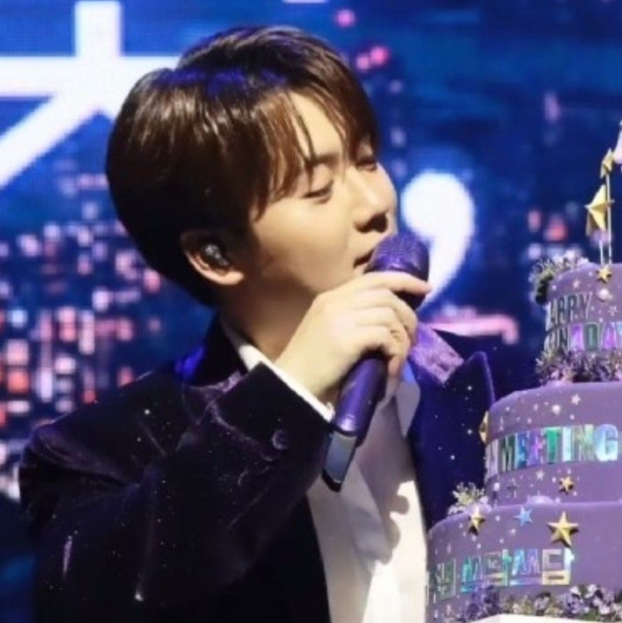 A moment captured by a fan of Son Binah