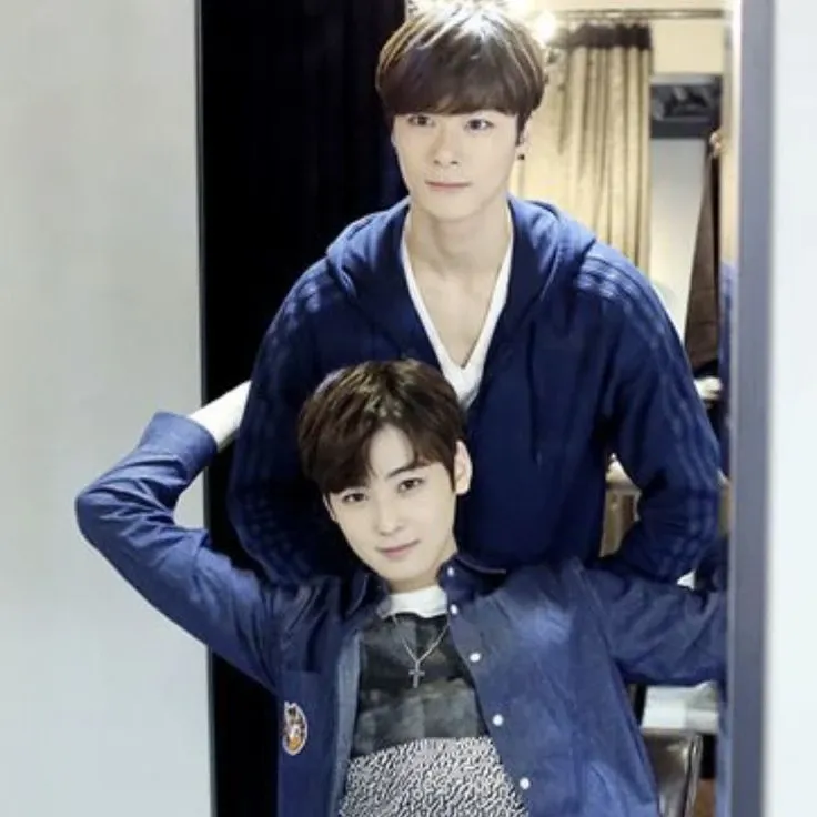 A moment captured by a fan of Cha Eunwoo