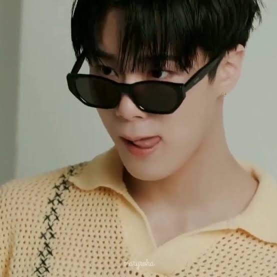 Behind-the-scenes cut of Cha Eunwoo
