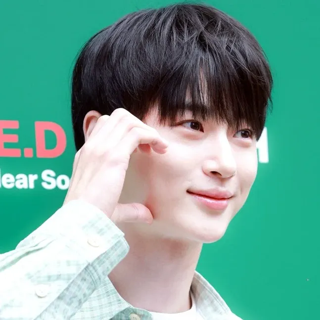 Recent activity shot of Byeon Wooseok