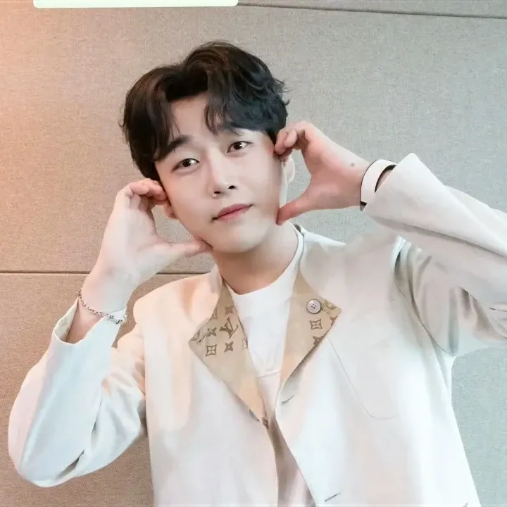 A moment captured by a fan of Hwang Youngwoong