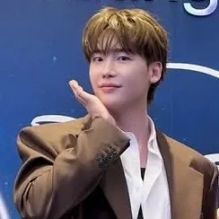 A moment captured by a fan of Lee Jongsuk