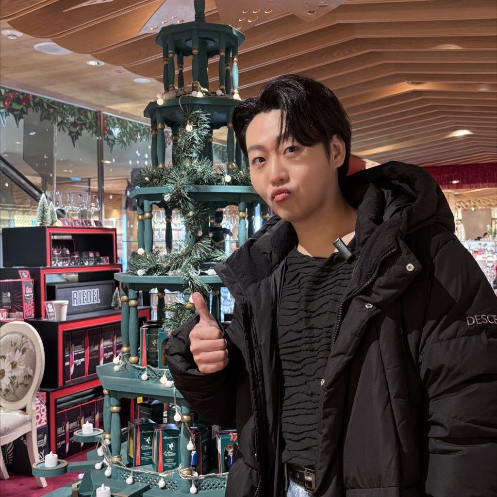 Behind-the-scenes cut of Min Soohyun