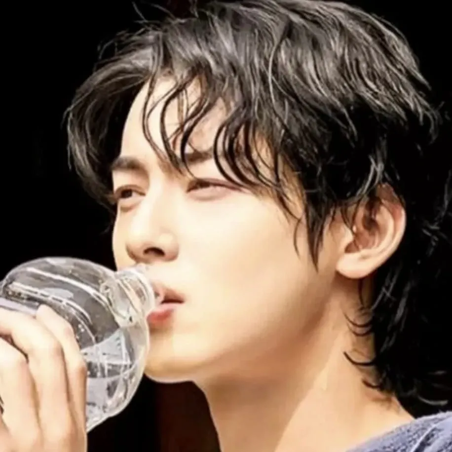 Latest photo of Cha Eunwoo