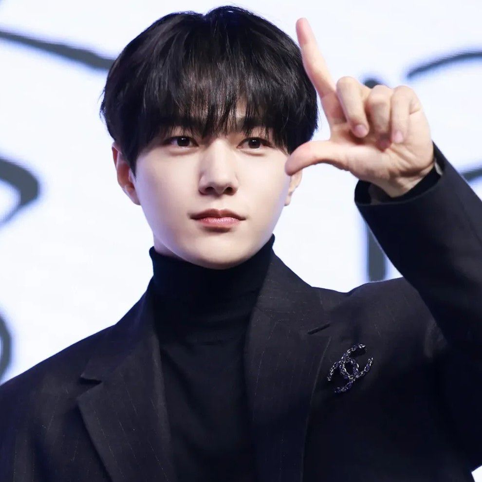 Recent activity shot of Kim Myungsoo (L)