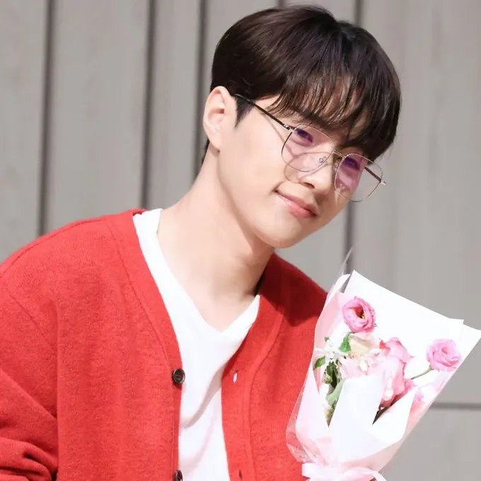 Behind-the-scenes cut of Kim Myungsoo (L)