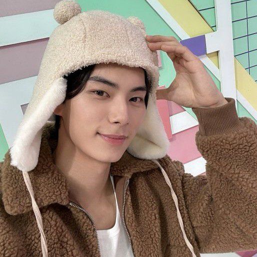 Behind-the-scenes cut of Lee Chaemin