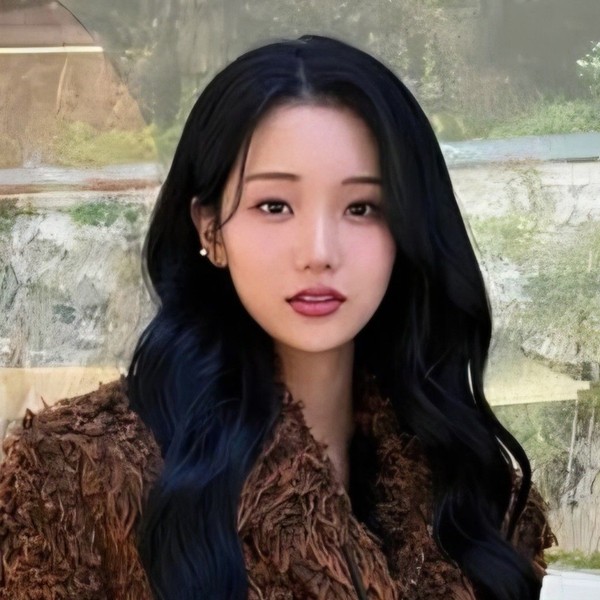 Representative photo of Kim Soyeon (2004) showing their charm