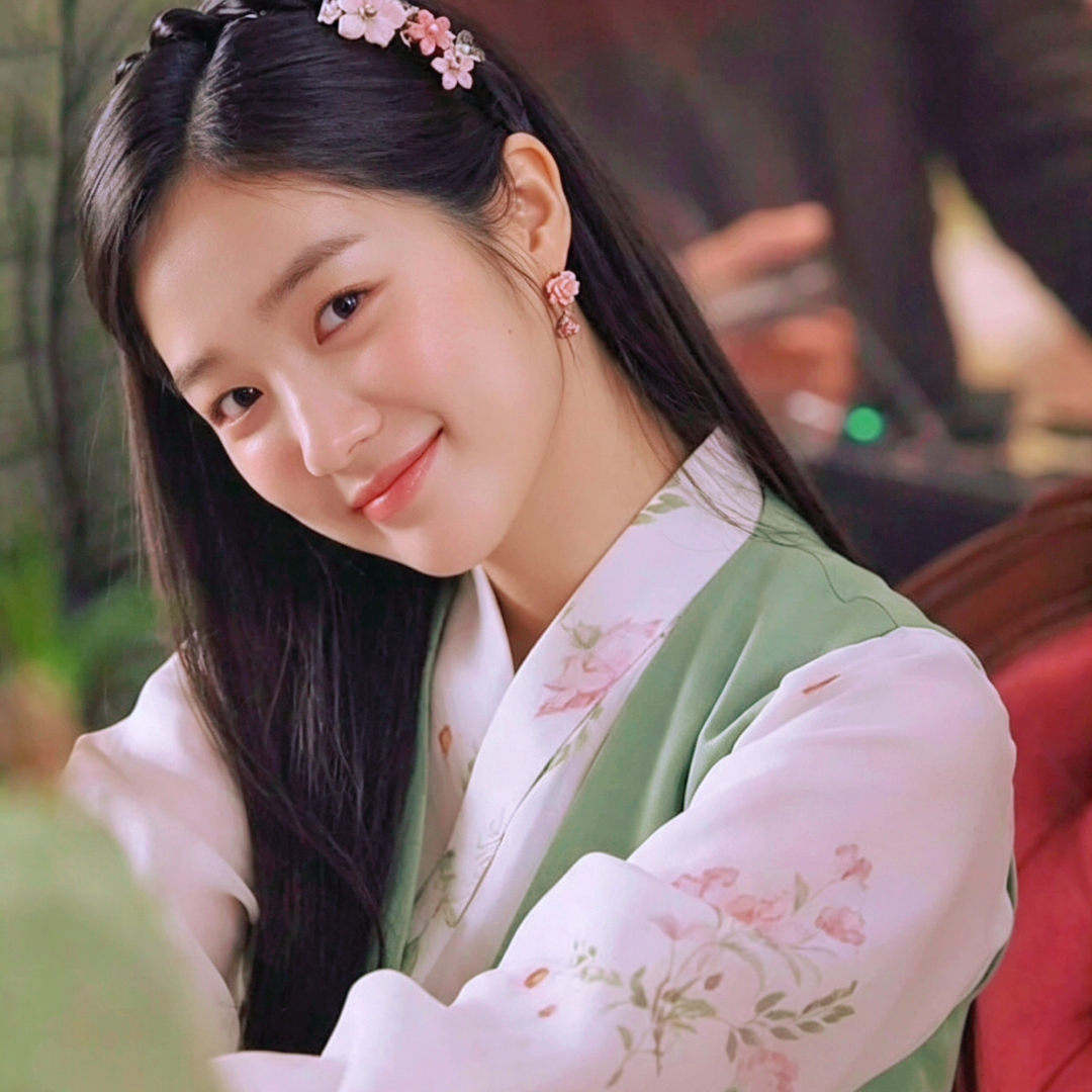 Recent activity shot of Kim Hyeyoon