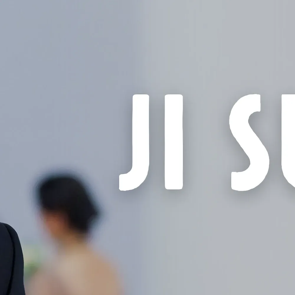 Behind-the-scenes cut of Ji Sung