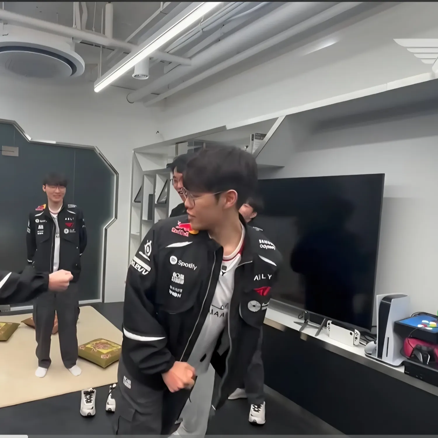 Behind-the-scenes cut of Oner