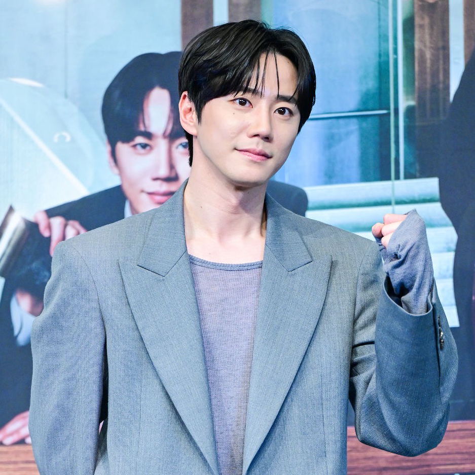 Behind-the-scenes cut of Lee Junyoung