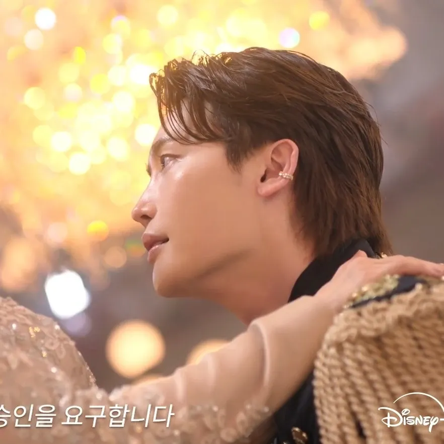 A moment captured by a fan of Lee Jongsuk