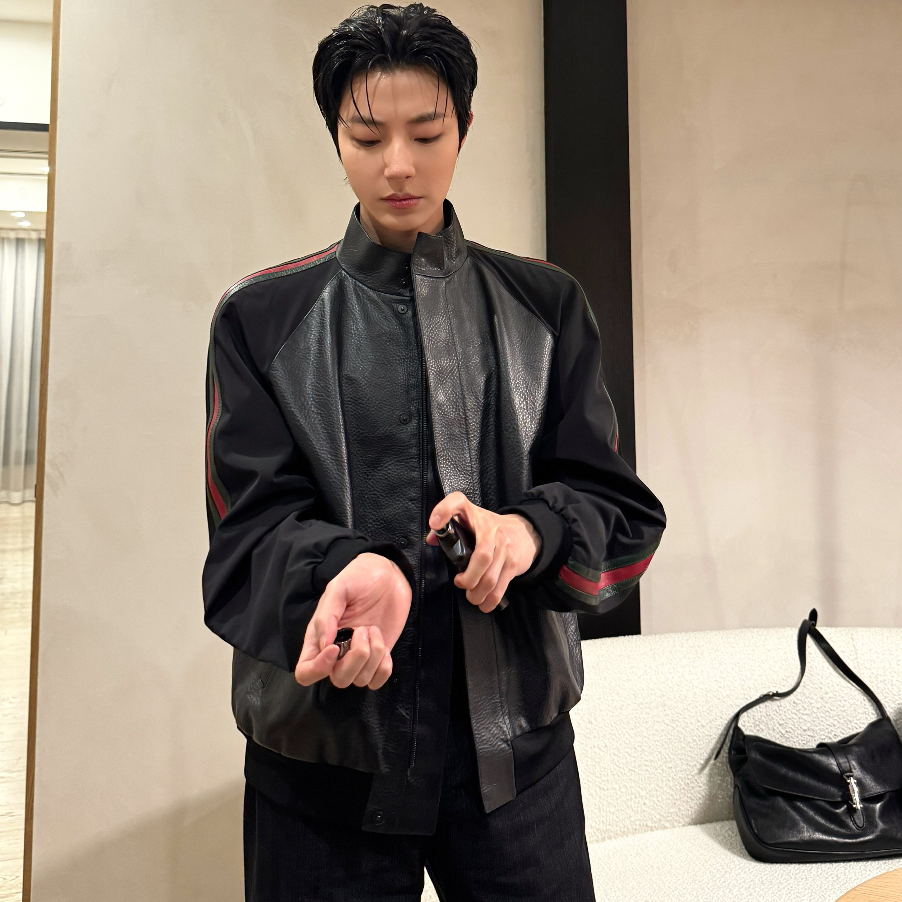 A moment captured by a fan of Hwang Inyoup