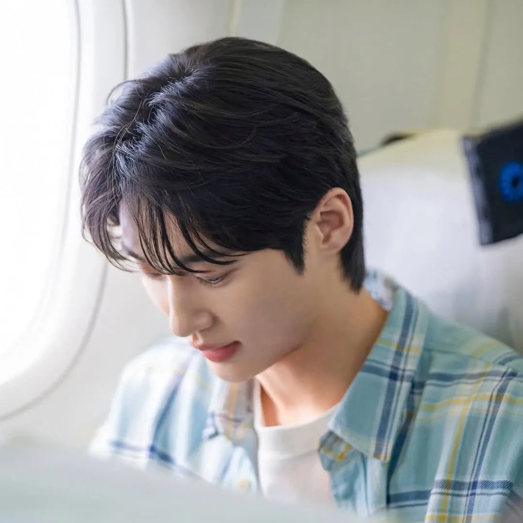 Behind-the-scenes cut of Byeon Wooseok