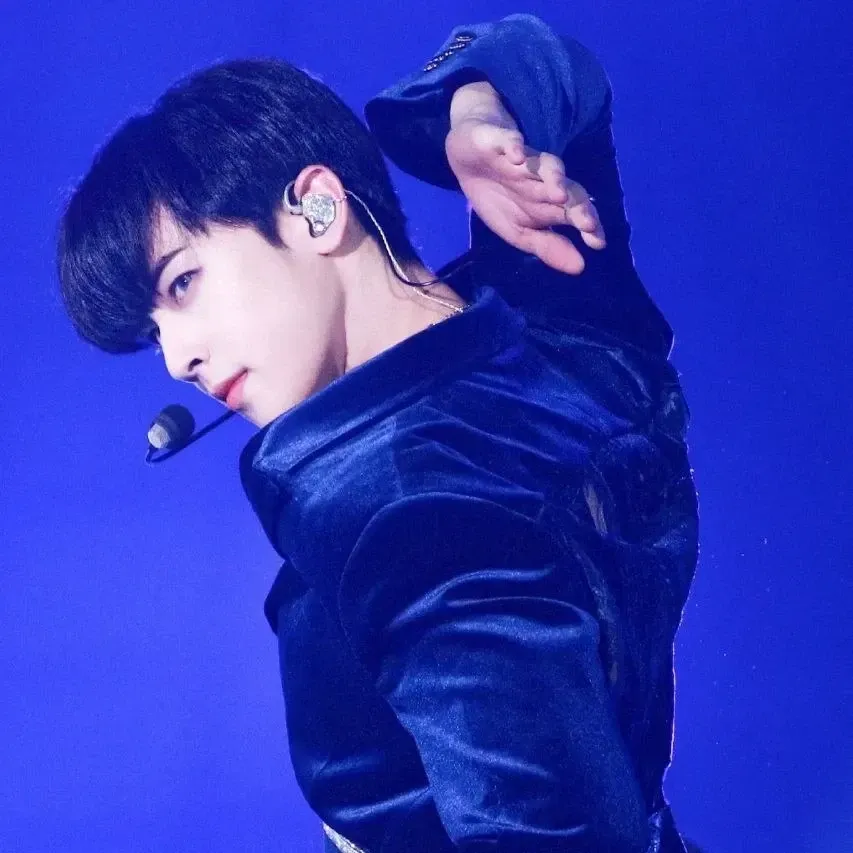 Behind-the-scenes cut of Cha Eunwoo