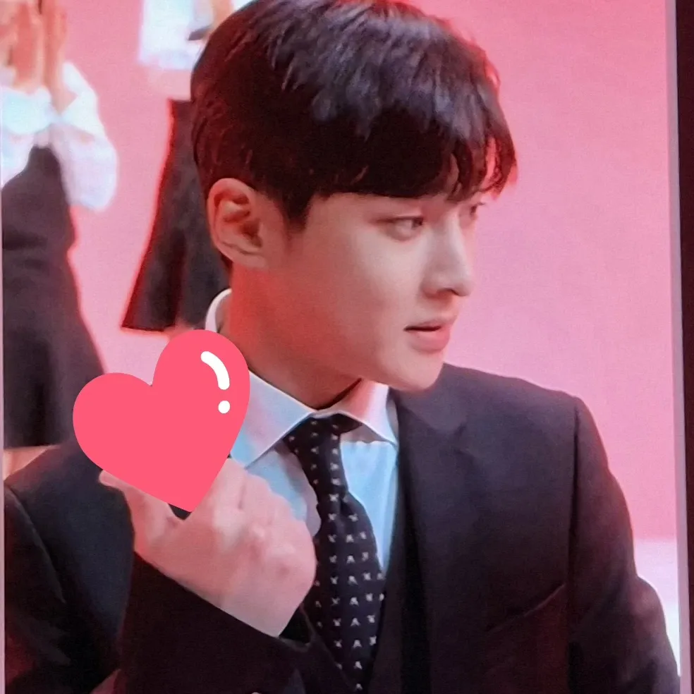 A moment captured by a fan of Seong Ri