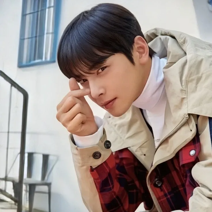 A moment captured by a fan of Cha Eunwoo