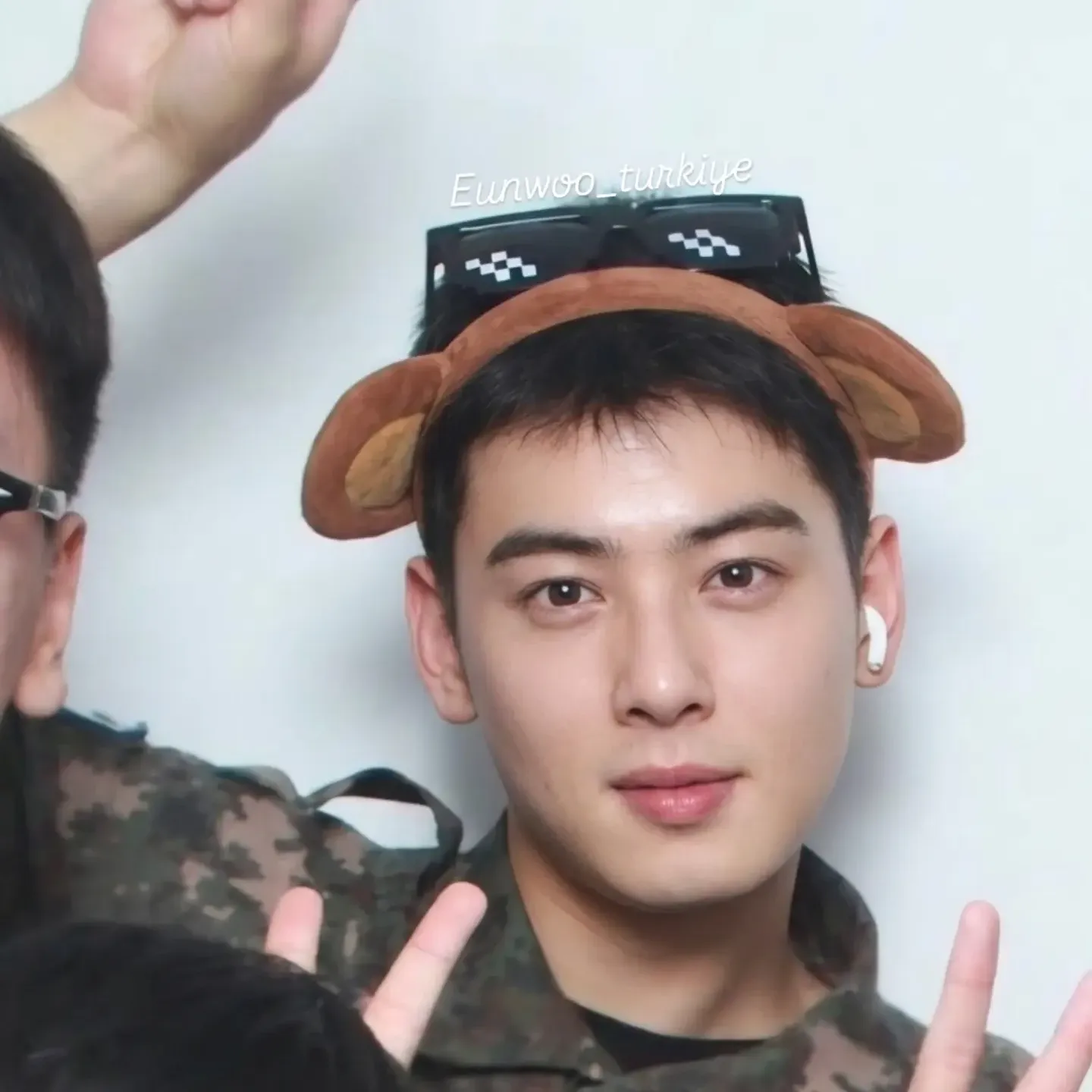 Behind-the-scenes cut of Cha Eunwoo