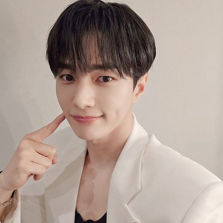 Behind-the-scenes cut of Kim Myungsoo (L)